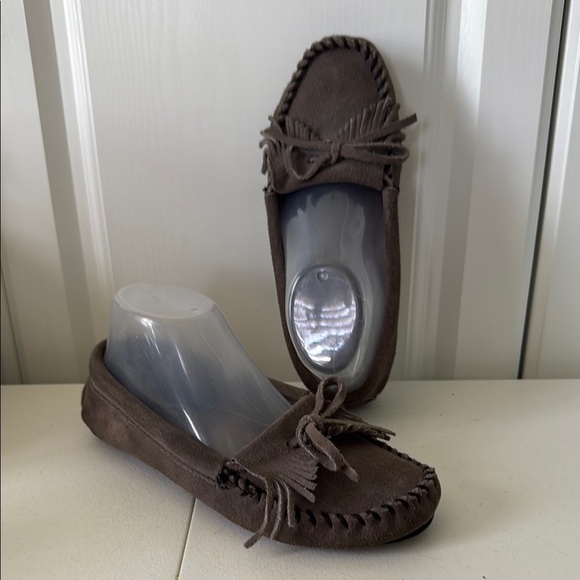 *MINNETONKA GRAY SUEDE DRIVING MOCCASINS (sz 6.5) - Picture 1 of 7